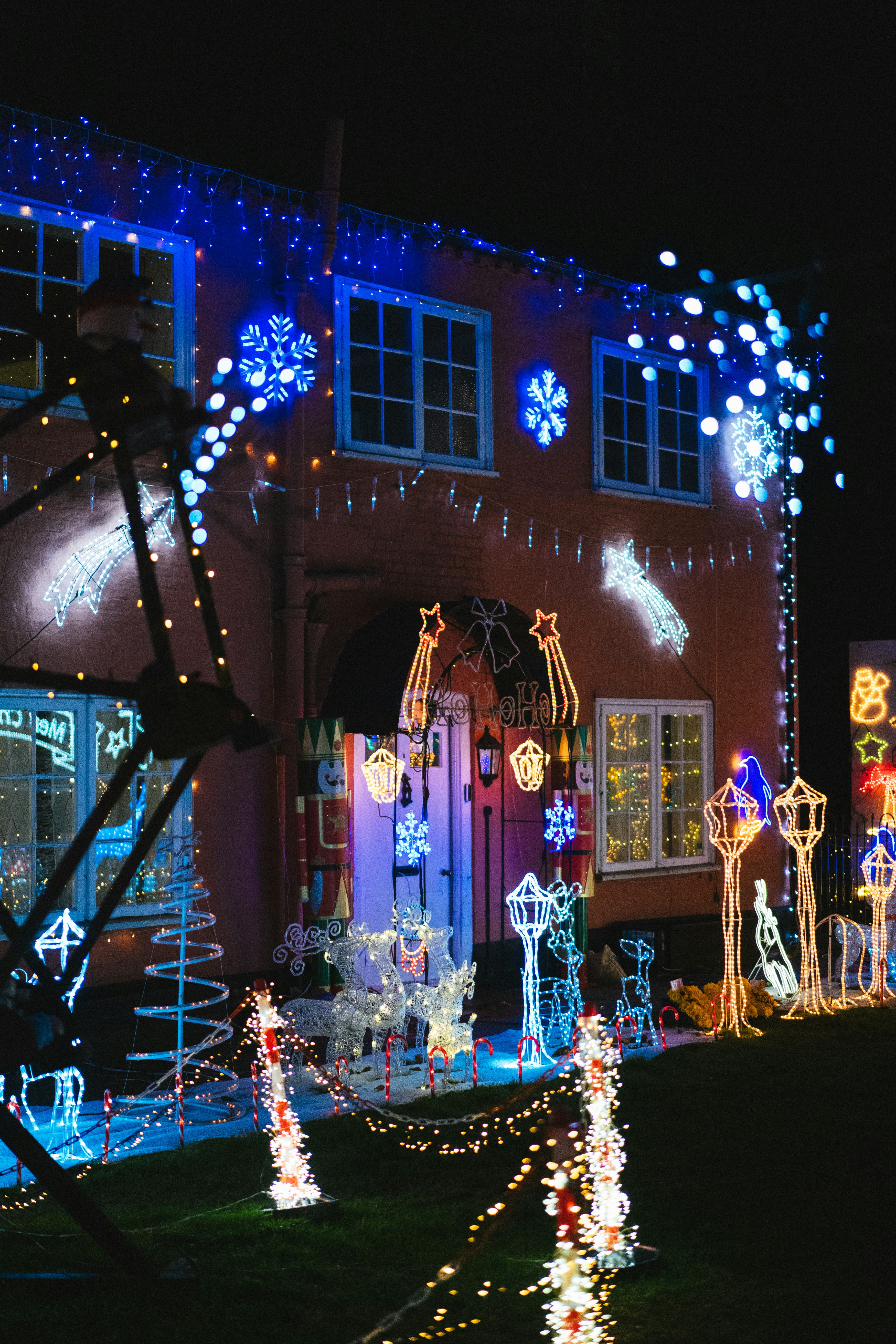 Full perimeter Christmas light installation